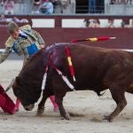 Javier Jiménez torea con la diestra el novillo de Sánchez Herrero