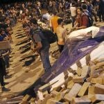 Cientos de jóvenes turcos trasladan piedras para levantar una barricada en la plaza de Taksim, anoche, en Estambul