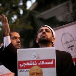 Adiós a Khashoggi en Estambul. Uno de los participantes en el acto de homenaje al disidente saudí asesinado que se celebró ayer a las puertas del consultado