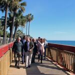 El nuevo tramo inaugurado por el alcalde de Estepona, José María García Urbano, y el presidente de la Diputación Provincial de Málaga, Elías Bendodo, permite recorrer casi cinco kilómetros de senda litoral sin interrupción en la zona oriental del municipio / Foto: La Razón