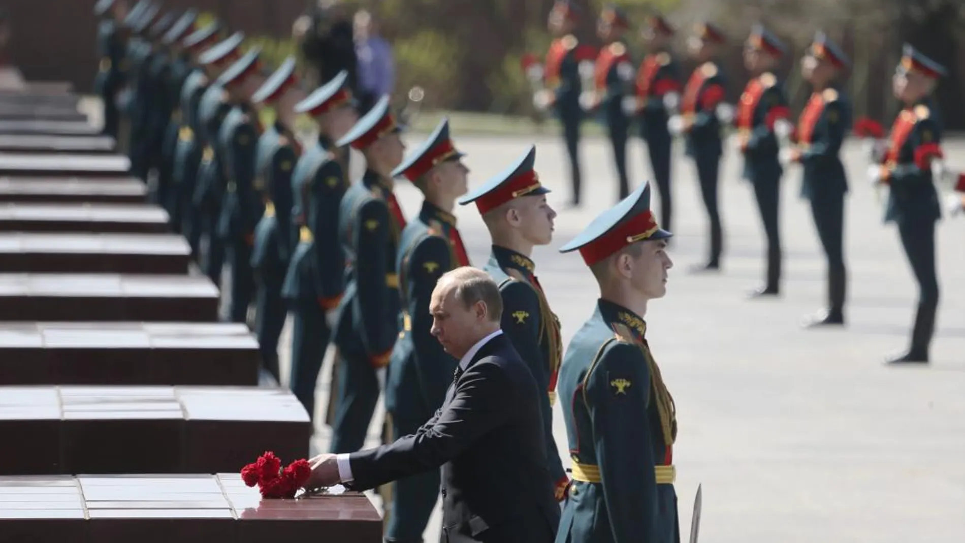 Putin honra a los caídos del Ejército ruso