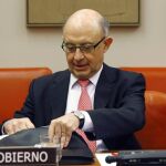 Cristóbal Montoro, antes de su comparecencia en la Comisión de Hacienda del Congreso a petición propia y del PSOE. EFE/ J.P.Gandul
