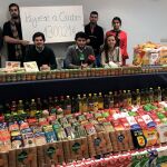 El presidente de Nuevas Generaciones de Palencia, Rodrigo Mediavilla, junto a integrantes de la formación y los alimentos recogidos