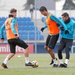 Sergio Ramos y Varane, en el entrenamiento de ayer del Real Madrid
