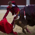 Javier Cortés toreando con la derecha en Las Ventas