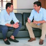 Juanma Moreno y Juan Marín se reunieron ayer en el Parlamento de Andalucía durante el Pleno.