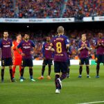 El jugador del FC Barcelona Andrés Iniesta, al comienzo del partido / Foto: Efe