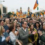 Francesc Homs (i), Joana Ortega (2i), Artur Mas (3d) e Irene Rigau (d), entre otros, aplauden a la presidenta del Parlment Carme Forcadell (2d), entre las figuras del mundo independentista y de las confluencias de la izquierda alternativa, durante la concentración en Barcelona