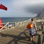 Bandera roja ondeando para impedir el baño