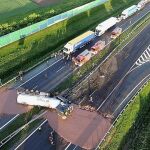 Un camión volcado esparce 12 toneladas de chocolate por la carretera