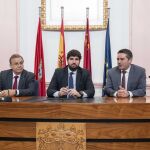 El presidente murciano, Fernando López Miras (c), ayer