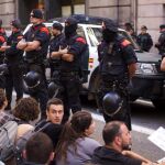 Los Mossos d'Esquadra ante un grupo de estudiantes.