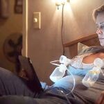 Imagen de la película Tully protagonizada por Charlize Teron y que cuenta muy bien en qué consiste un puerperio duro