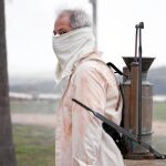 Blai Bonet interpreta al tío y tutor de los niños, un payés anclado en la tierra que a pesar de ser árido y recio como el paisaje, rezuma ternura con sus sobrinos