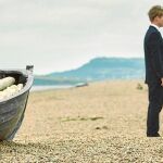 Saoirse Ronan y Billy Howle en una de las escenas de la película grabadas en la playa de Chesil, que da nombre a la película y es punto de inflexión en la historia.