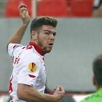 El defensa del Sevilla Alberto Moreno (i) y el portero del Friburgo alemán Oliver Baumann durante la segunda jornada de la Liga Europa