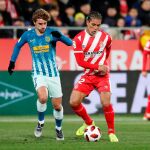 Antoine Griezmann disputa un balón en presencia de Douglas Ruiz / Reuters
