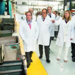Pilar del Olmo, acompañada por el alcalde de Burgos, Javier Lacalle, visita la empresa Edscha junto a directivos de la compañía .