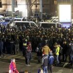 La Policía de Colonia durante el operativo para evitar violeciones en la Estación Central de Colonia