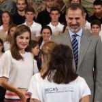 El Rey Felipe VI y la Reina Letizia saludan a los 50 jóvenes participantes en la XII edición del Programa "Becas Europa"de la Universidad Francisco de Vitoria que han recibido hoy en el Palacio de La Zarzuela