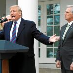 El presidente norteamericano atiende a los medios tras reunirse con la nueva líder del Congreso, Nancy Pelosi, para abordar la apertura de la Administración