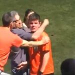 El joven es consolado tras ser abucheado por unos aficionados
