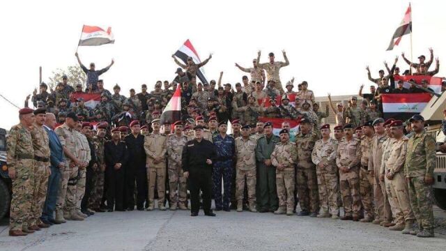 El primer ministro iraquí Haidar al Abadi, en el centro, anuncia la victoria sobre el Estado Islámico en Mosuo.