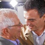 Josep Borrell junto a Pedro Sánchez, en una imagen de archivo
