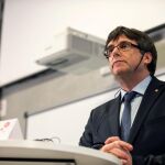 El expresidente de la Generalitat de Cataluña, Carles Puigdemont, durante su discurso en inglés hoy en la Universidad de Copenhague. EFE/Ricardo Ramirez