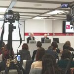 Miquel Valls durante la presentación del estudio ayer en la Cámara de Barcelona Barcelona. Y arriba, en el gráfico, la comparativa de la evolución del PIB catalán respecto al PIB español
