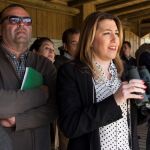 La presidenta de la Junta, Susana Díaz, con unos prismáticos en el centro de visitantes de El Acebuche en el espacio natural de Doñana, en Almonte