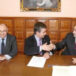Firma del acuerdo entre Ignacio Cosidó y Alfonso Polanco, en presencia del delegado del Gobierno en Castilla y León, Ramiro Ruiz Medrano