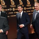 El entrenador del Atlético de Madrid, Diego Pablo Simeone (C), el presidente Enrique Cerezo (i) y el defensa uruguayo del equipo Diego Godín (2I) a su llegada a la Gala
