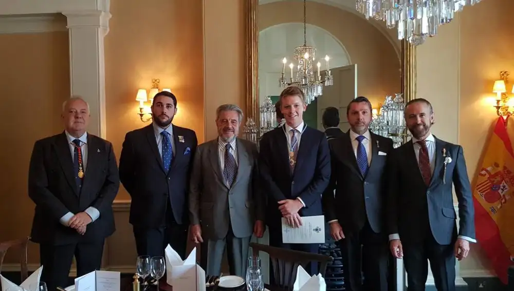 De izda a drcha, el Contralmirante Federico Price MBE; Alfredo Leonard; Francisco de Borbón, Duque de Sevilla; Su Gracia el Duque de Westminster; Manuel Ruiz de Bucesta y Manuel Rodríguez de Maribona