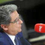 Millo, ayer, ante los micrófonos de Radio Nacional de España en Cataluña