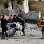 Una familia siria que huyó de Alepo el mes pasado regresa a su barrio