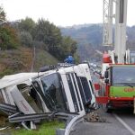 Un camión volcó en la madrugada del jueves al viernes tras salirse de la vía cuando circulaba por la A-52, a la altura de Toén (Ourense)