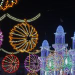 La Feria de Algeciras cuenta con 52 casetas, todas de puertas abiertas. La Portada del Real, por su parte, cuenta con 80.000 puntos de luz led