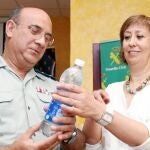 La subdelegada Pilar Sanz y el teniente coronel Juan Miguel Jiménez