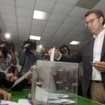 El candidato del PP a la Presidencia de la Xunta, Alberto Núñez Feijóo (d), deposita su voto.