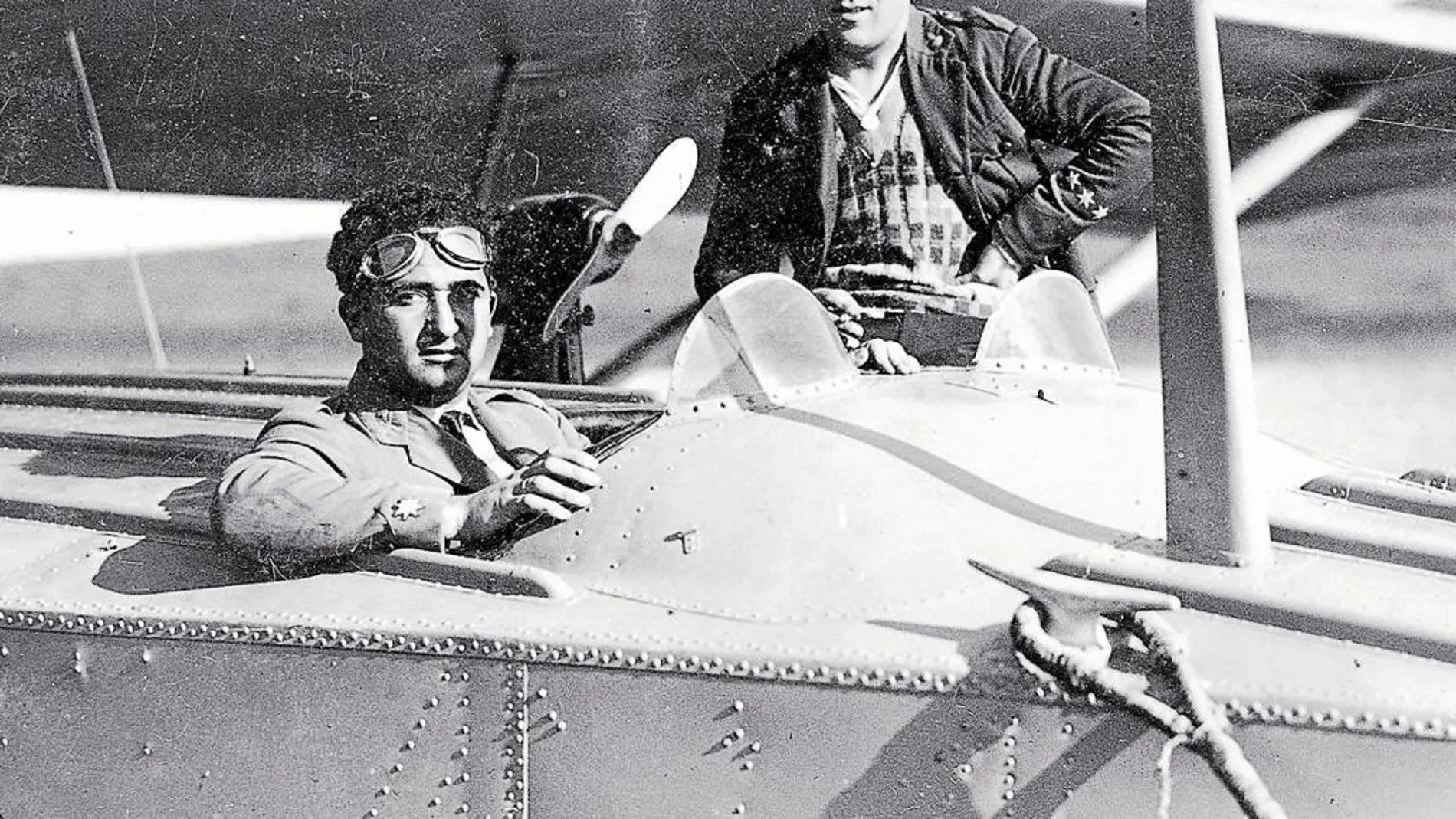 Piloto Ramón Franco al bordo de los mandos del hidroavión «Plus Ultra»