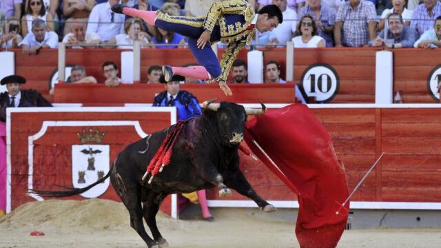 Cristian Pérez en el momento en el que es lanzado por los aires por el novillo