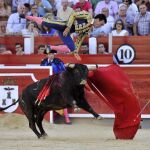 Cristian Pérez en el momento en el que es lanzado por los aires por el novillo