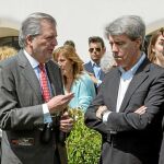 El presidente en funciones de la Comunidad de Madrid, Ángel Garrido, aseguró ayer que no se ve «caballo ganador» en un acto en el hipódromo junto al portavoz del Gobierno, Íñigo Méndez de Vigo