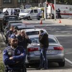 La Policía en el lugar donde han sido apuñalados dos agentes