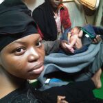 Foto tomada por Oscar Campo, fundador de Open Arms, de una de las migrantes a borde del barco que acaba de ser madre (Twitter)
