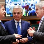 El ministro español de Asuntos Exteriores, Alfonso Dastis (dcha), conversa con sus homólogos esloveno, Karl Erjavec (izq), y belga, Didier Reynders, a su llegada a la reunión del Consejo Europeo de Ministros de Asuntos Exteriores en Bruselas (Bélgica) hoy.