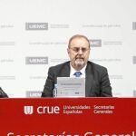El consejero de Educación, Fernando Rey, junto a la rectora de la UEMC, Imelda Rodríguez, y el secretario general de la UEMC, José Antonio Otero Parra, en la clausura de las Jornadas CRUE-Secretarías Generales celebradas en la Universidad Europea Miguel de Cervantes