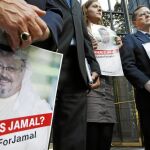 Miembros de PEN America, una asociación en defensa de la libertad de expresión, protestan por la desaparición de Khashoggi en Washington