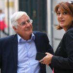 José María Barreda y Soraya Rodríguez en la puerta del Congreso en una imagen de 2016. (Foto: Cipriano Pastrano)